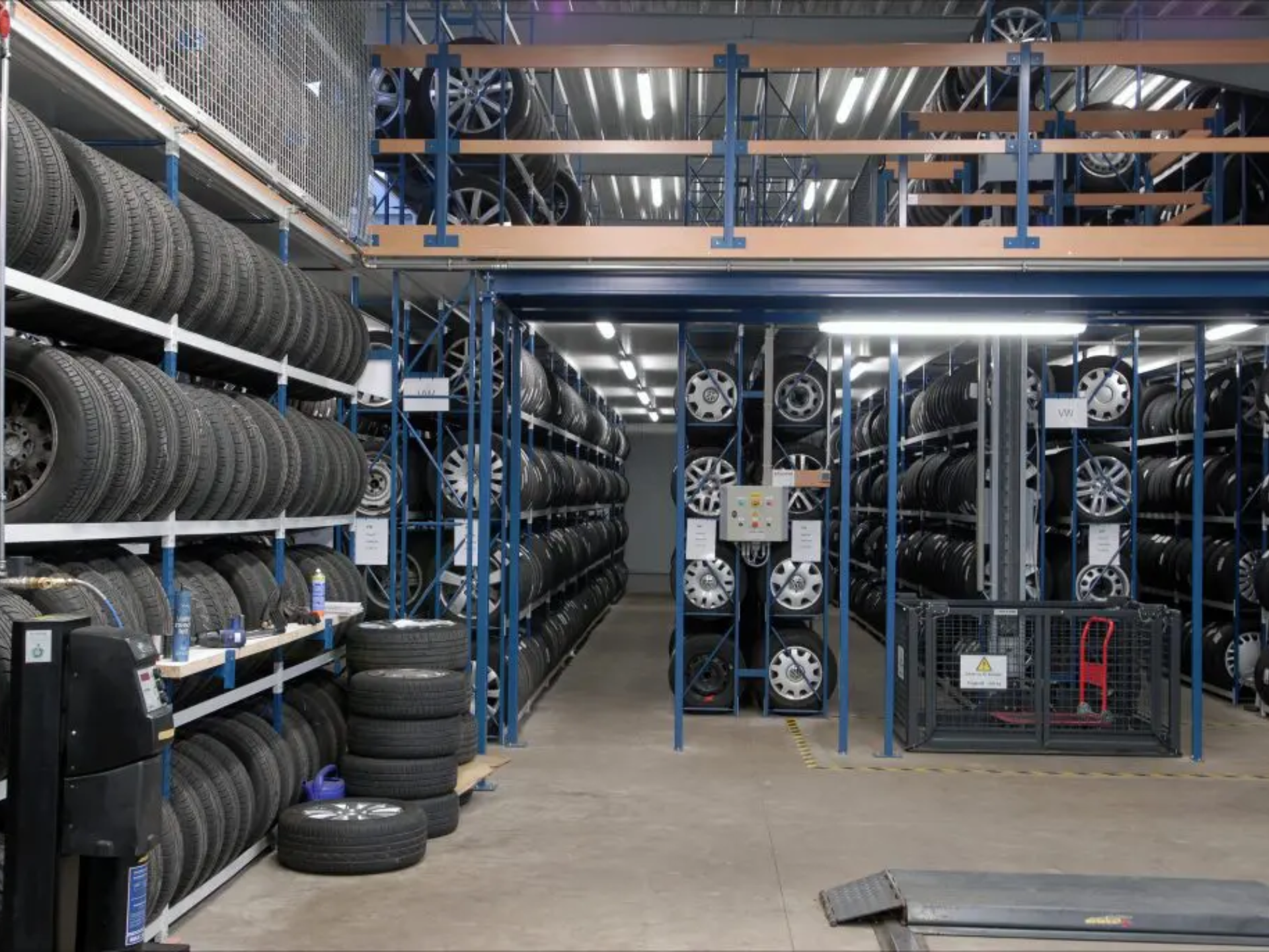 Automotive tyre racking/shelving